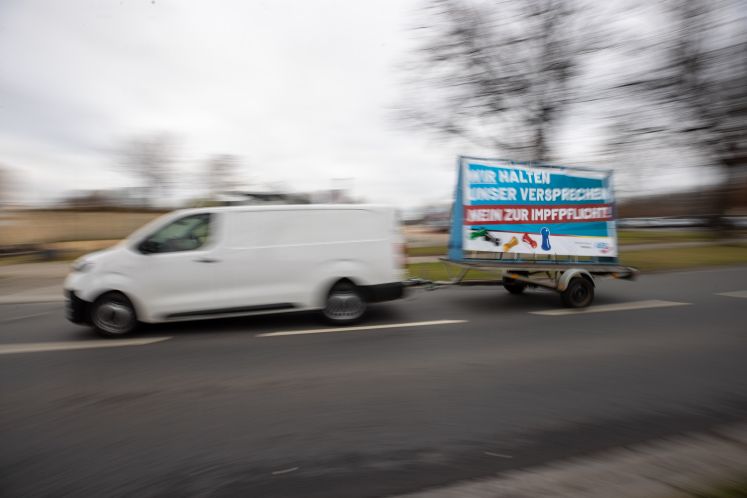 Ein Fahrzeug im Querdenker-Autokorso zieht einen Anhänger mit der politischen Forderung „Wir halten unser Versprechen- Nein zur Impfpflicht!" der AfD