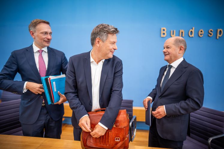 Bundeskanzler Olaf Scholz (SPD, r-l), Robert Habeck (Bündnis 90/Die Grünen), Bundesminister für Wirtschaft und Klimaschutz, und Christian Lindner (FDP)