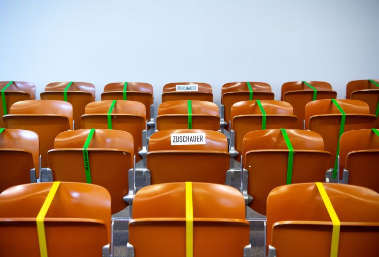 Gesperrte Zuschauerplätze in einem deutschen Gerichtssaal während der Corona-Pandemie