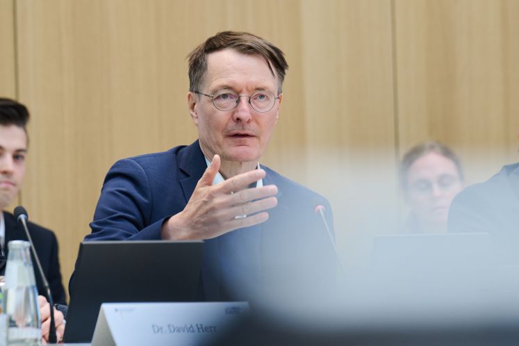 Karl Lauterbach (SPD), Bundesminister für Gesundheit am Runden Tisch im Bundesministerium für Gesundheit