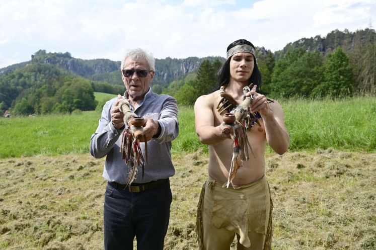 Gojko Mitic und Lorenz Mildner bei der offiziellen Einweihung einer Sandstein-Stele in der Nähe des Originaldrehortes des Filmes 'Die Söhne der großen Bärin'