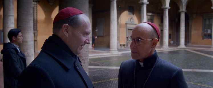  Ralph Fiennes (l) als Cardinal Lawrence and Stanley Tucci als Cardinal Bellini in einer Szene des Films "Konklave