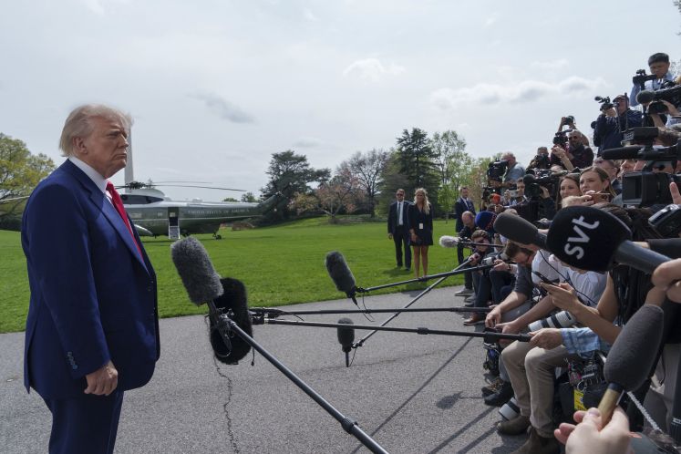 Donald Trump spricht zu den Medien