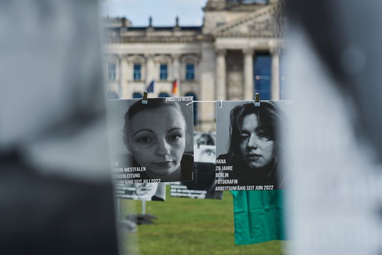 Demonstration von Long-Covid- und Post-Vac-Patienten vor dem Reichstag / picture alliance / SZ Photo | Christian Ditsch