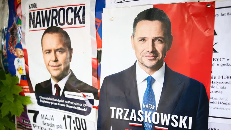 Wahlplakate mit Trzaskowski und Nawrocki