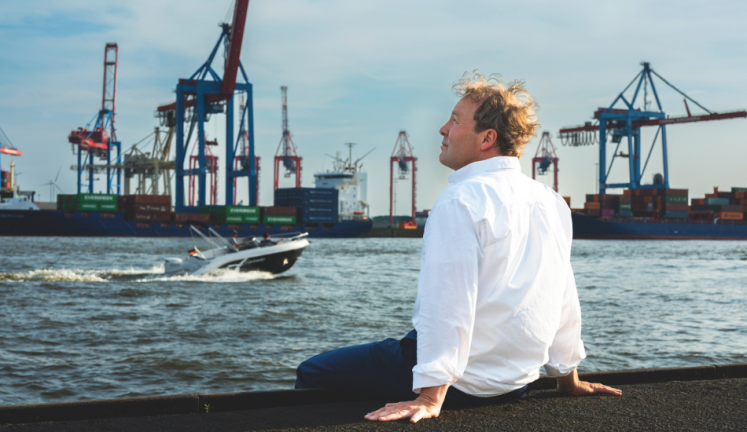 Autor Axel Bojanowski am Elbufer in  seiner Heimatstadt Hamburg