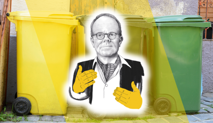 Stefan aus dem Siepen vor einer Reihe Mülltonnen.