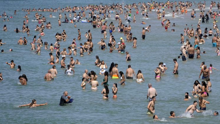 Touristen baden im Meer