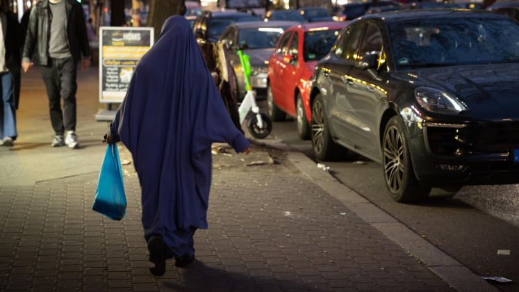 Verschleierte Frau in der Berliner Sonnenallee