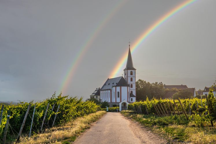Regenbogen über Kirche