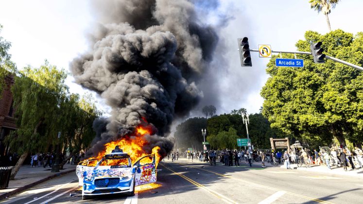 Gewalttätige Demonstranten setzen in Los Angeles Autos in Brand