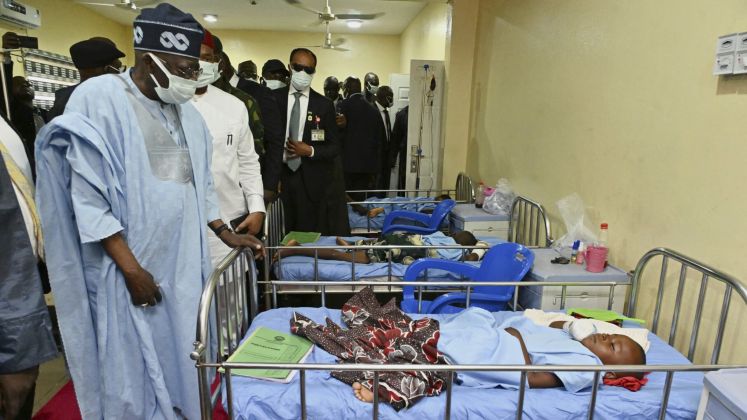 Nigerias Präsident Bola Ahmed Tinubu besucht die überlebenden Opfer eines bewaffneten Überfalls auf das christliche Dorf Benue im Krankenhaus