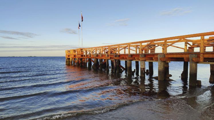 Neue Südstrandbrücke bei stimmungsvollem Sonnenaufgang mit Blick nach Amrum