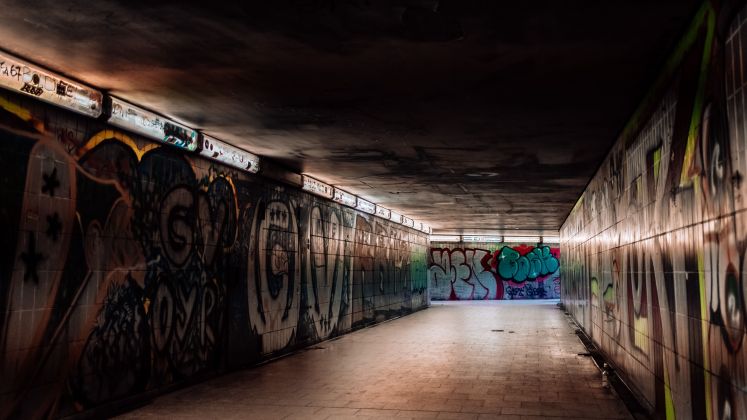 Dunkler U-Bahn-Tunnel