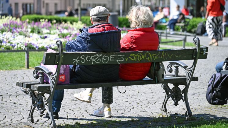Älteres Ehepaar auf einer Bank