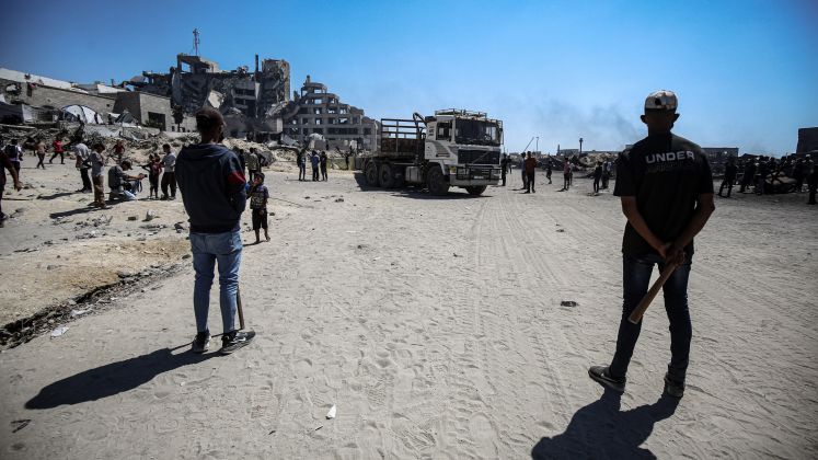 Clan-Mitglieder bewachen im Gazastreifen einen Lastwagen mit Hilfsgütern