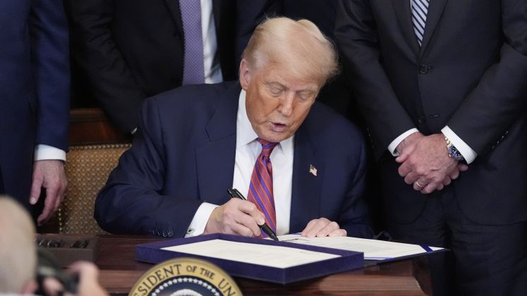 Donald Trump unterzeichnet den GENIUS Act