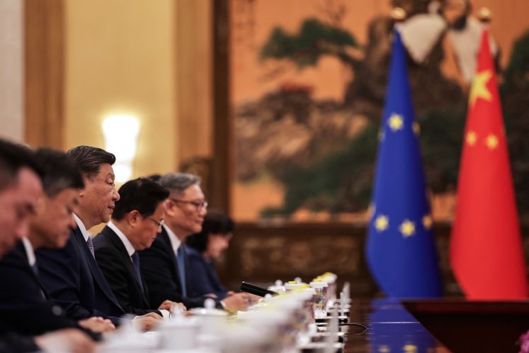 Der chinesische Präsident Xi Jinping (3.v.l) hält die Eröffnungsrede während des Gipfeltreffens zwischen der Europäischen Union und China