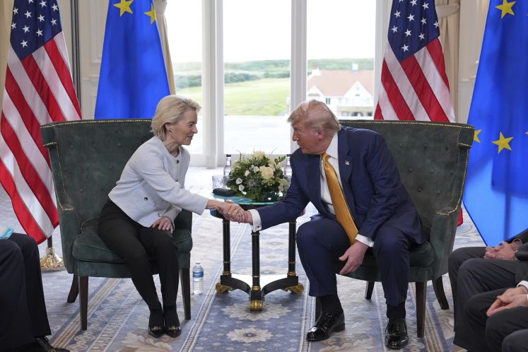 Ursula von der Leyen und Donald Trump schütteln die Hände.