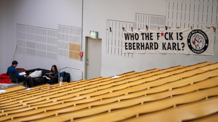 Studenten sitzen während der Besetzung des Hörsaals 21 im Kupferbau der Eberhard Karls Universität Tübingen