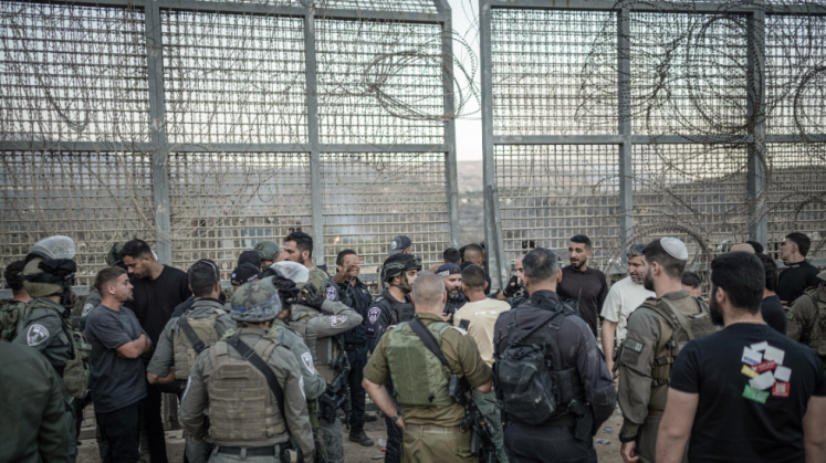 Israelische Drusen überqueren die Grenze bei Majdal Shams, um die drusische Gemeinde in Hader auf der syrischen Seite zu unterstützen.
