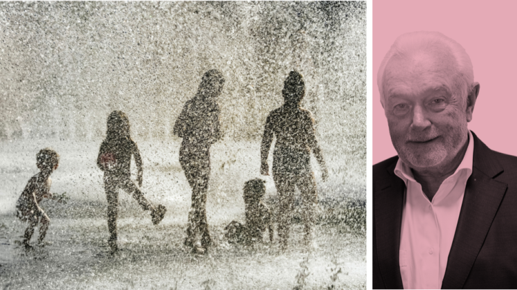 Kinder genießen die Wasserfontänen am Münchner Stachus