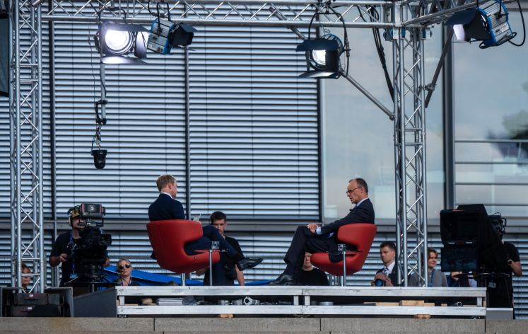Bundeskanzler Friedrich Merz (CDU, r) sitzt neben Markus Preiß, Leiter des ARD Hauptstadtsudios, beim ARD-Sommerinterview. 