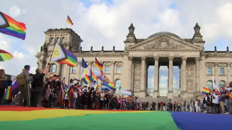 Queere Aktivisten demonstrieren vor dem Deutschen Bundestag