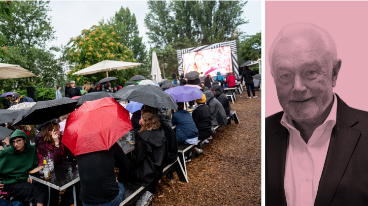 Menschen verfolgen im Regen bei einem Public Viewing die Fußball-Europameisterschaft der Frauen 