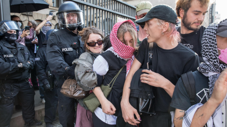 Die Berliner Polizei räumt das Sozialwissenschaftliche Institut der Humboldt-Universität