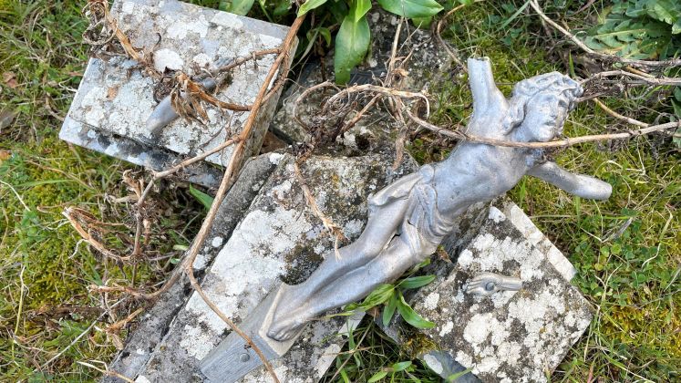 Zerbrochenes Kruzifix