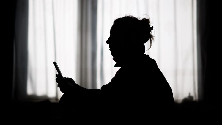 Junge Frau mit Handy