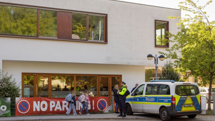 Polizei vor Grundschule in Berlin-Spandau