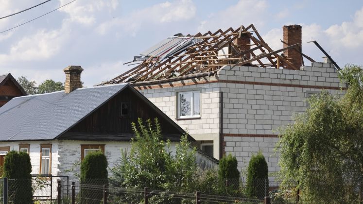 Durch eine russische Drohne beschädigtes Wohnhaus im östlichen Polen