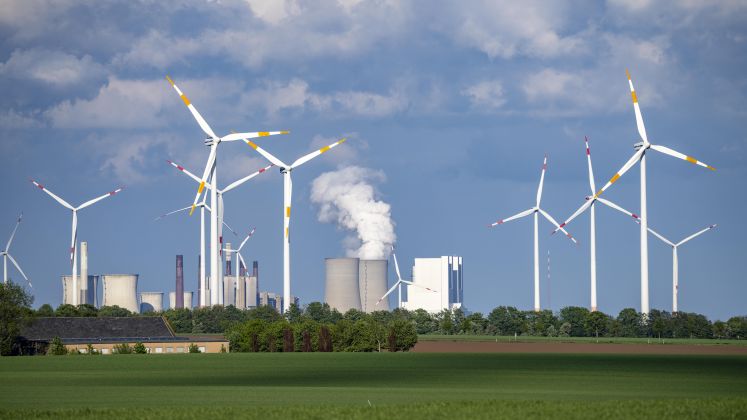 Braunkohlekraftwerk mit Windpark