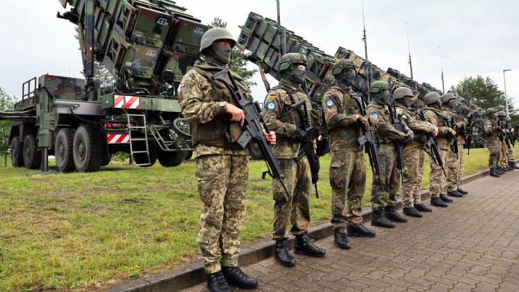 Deutsche und ukrainische Soldaten