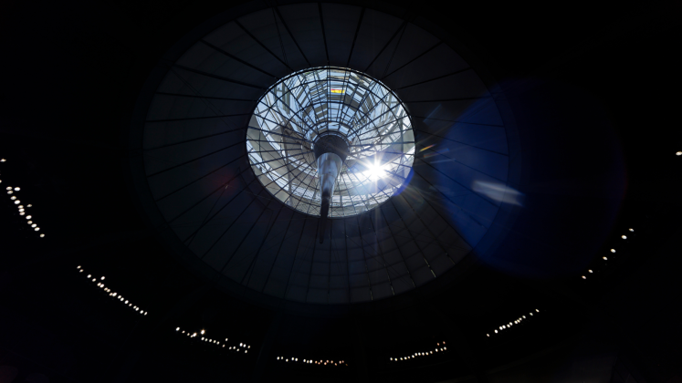 Die Sonne reflektiert sich in der Kuppel auf dem Reichstagsgebäude