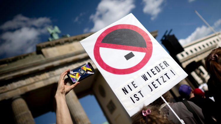 Das Büdnis „Gemeinsam gegen Rechts“ demonstriert vor dem Brandenburger Tor in Berlin