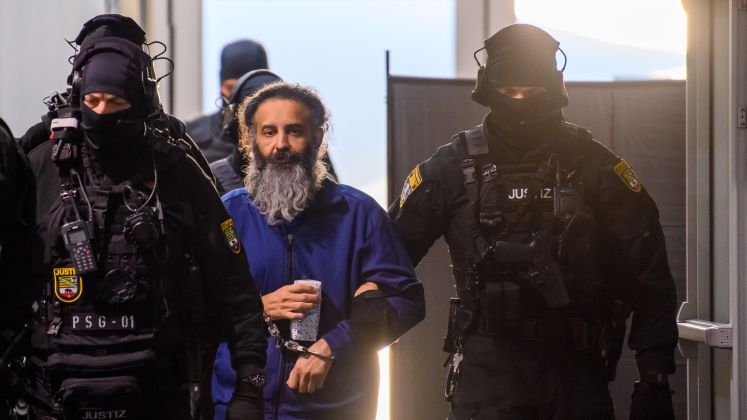 Der Angeklagte wird in den Gerichtssaal geführt