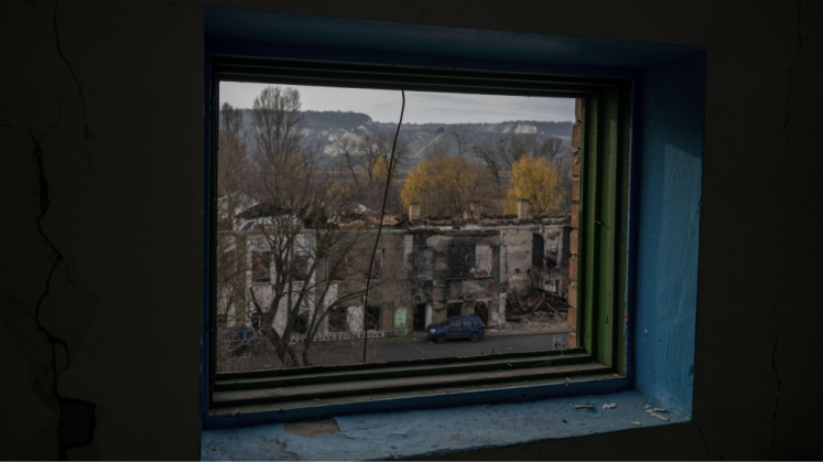 Ein Fenster mit Blick auf die Zerstörung in Sloviansk, Ukraine