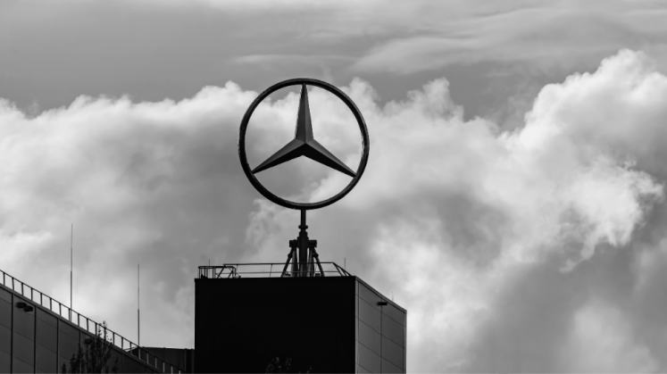 Werksgebäude mit rotierendem Mercedesstern