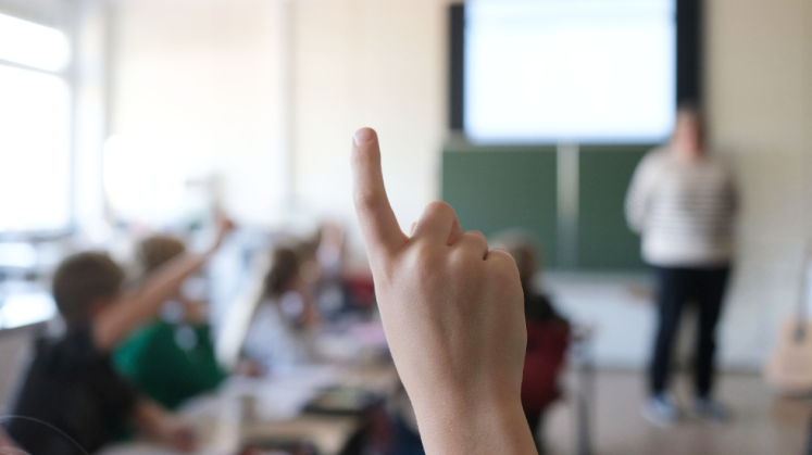 Ein Schüler der vierten Klasse meldet sich im Mathematikunterricht einer Grundschule