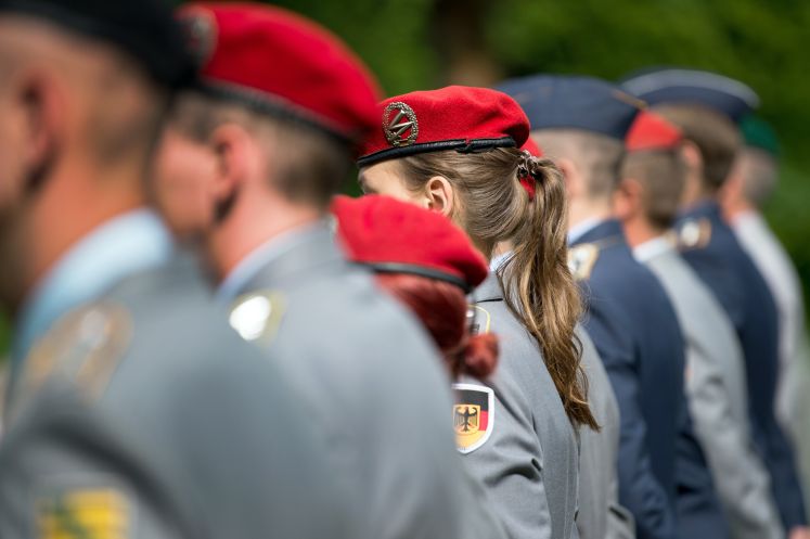 Soldatinnen und Soldaten bei einer gemeinsamem Kranzniederlegung / picture alliance / Arno Burgi/dpa-Zentralbild/ZB | Arno Burgi