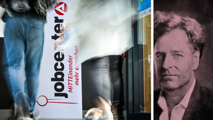 Personen gehen am Logo vom Jobcenter Berlin-Mitte bei der Jobmesse vorbei