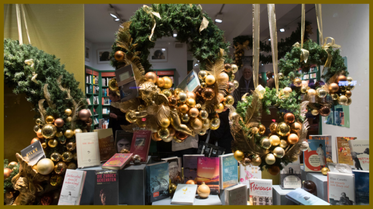 Eine weihnachtlich geschmückte Buchhandlung in München