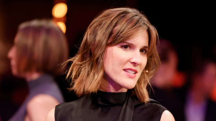 Die ARD-Auslandskorrespondentin Sophie von der Tann steht bei einem Fototermin vor der Verleihung des Hanns-Joachim-Friedrichs-Preises 2025 auf der Bühne im Funkhaus