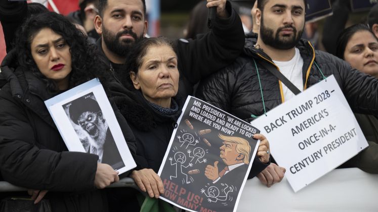 Exil-Iraner protestieren vor dem US-Generalkonsulat in Frankfurt