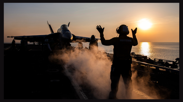 Die USS Abraham Lincoln bei Sonnenuntergang