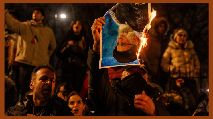 In London zünden iranische Demonstranten ein Bild von Ayatollah Khamenei an