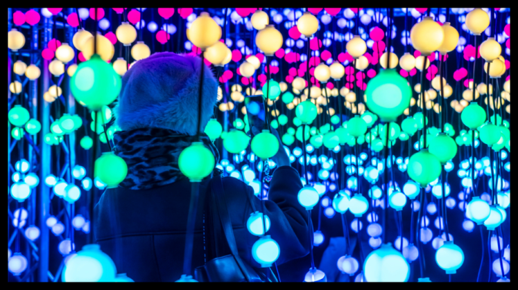 Eine Besucherin fotografiert eine Lichtinstallation in Essen